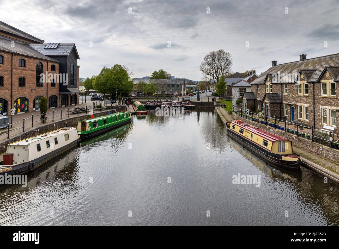 Le bassin du canal de Brecon se trouve à l'extrémité nord de la section navigable du canal de Monbucshire et de Brecon, au cœur de la ville de Brecon. Banque D'Images