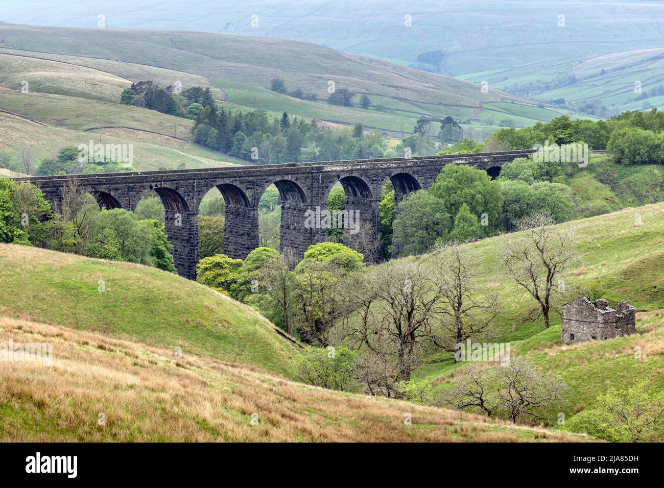 Viaduc de Dent Head transportant le chemin de fer Settle-Carlisle en traversant la tête de Dentdale dans le nord-ouest du parc national des Dales du Yorkshire, dans le Yorkshire, en Angleterre Banque D'Images