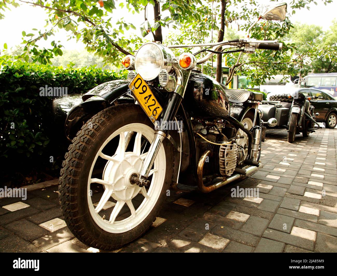 Une Chang Jiang CJ750 moto à trois roues avec side-car garée sur la rue de Beijing. Le CJ750 est une copie chinoise d'une BMW R71 Banque D'Images
