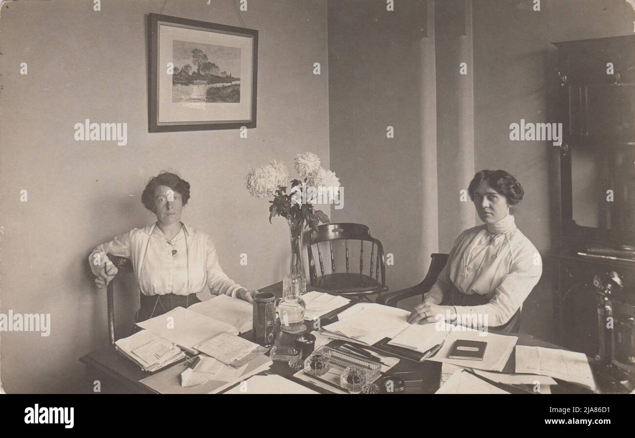 Les membres de la direction du Service des revendications des femmes de l'assurance-maladie nationale de Liverpool Victoria ont approuvé la Société (LVAS) dans leur bureau en 1913. La femme à droite est Mlle Cutress, chef du département Banque D'Images