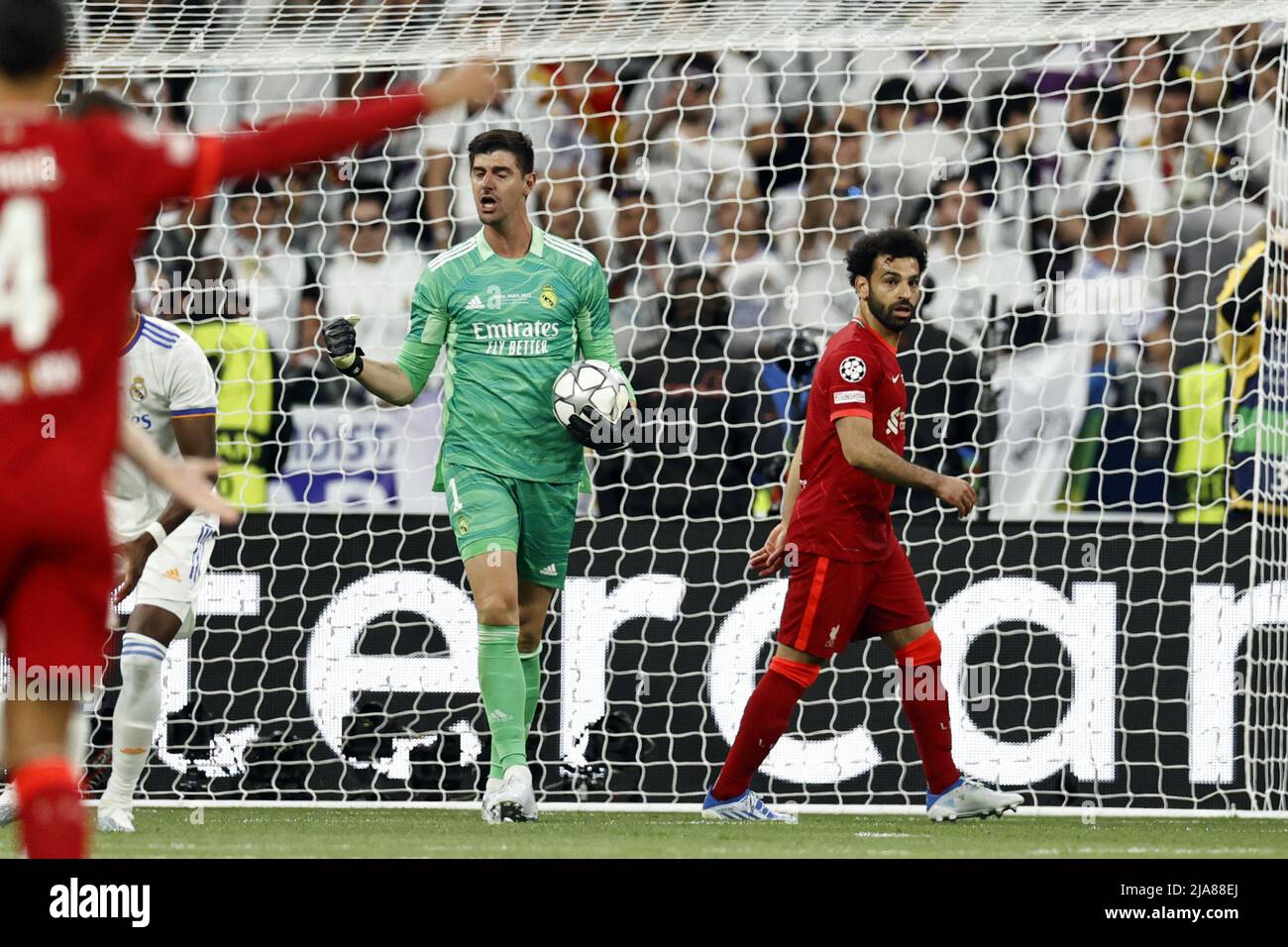 Paris, France. 28th mai 2022. PARIS - (lr) le gardien de but du Real Madrid Thibaut Courtois, Mo Salah du FC Liverpool lors du match final de la Ligue des champions de l'UEFA entre le FC Liverpool et le Real Madrid au Stade de Franc le 28 mai 2022 à Paris, France. ANP | HAUTEUR NÉERLANDAISE | MAURICE VAN STONE crédit : ANP/Alay Live News Banque D'Images