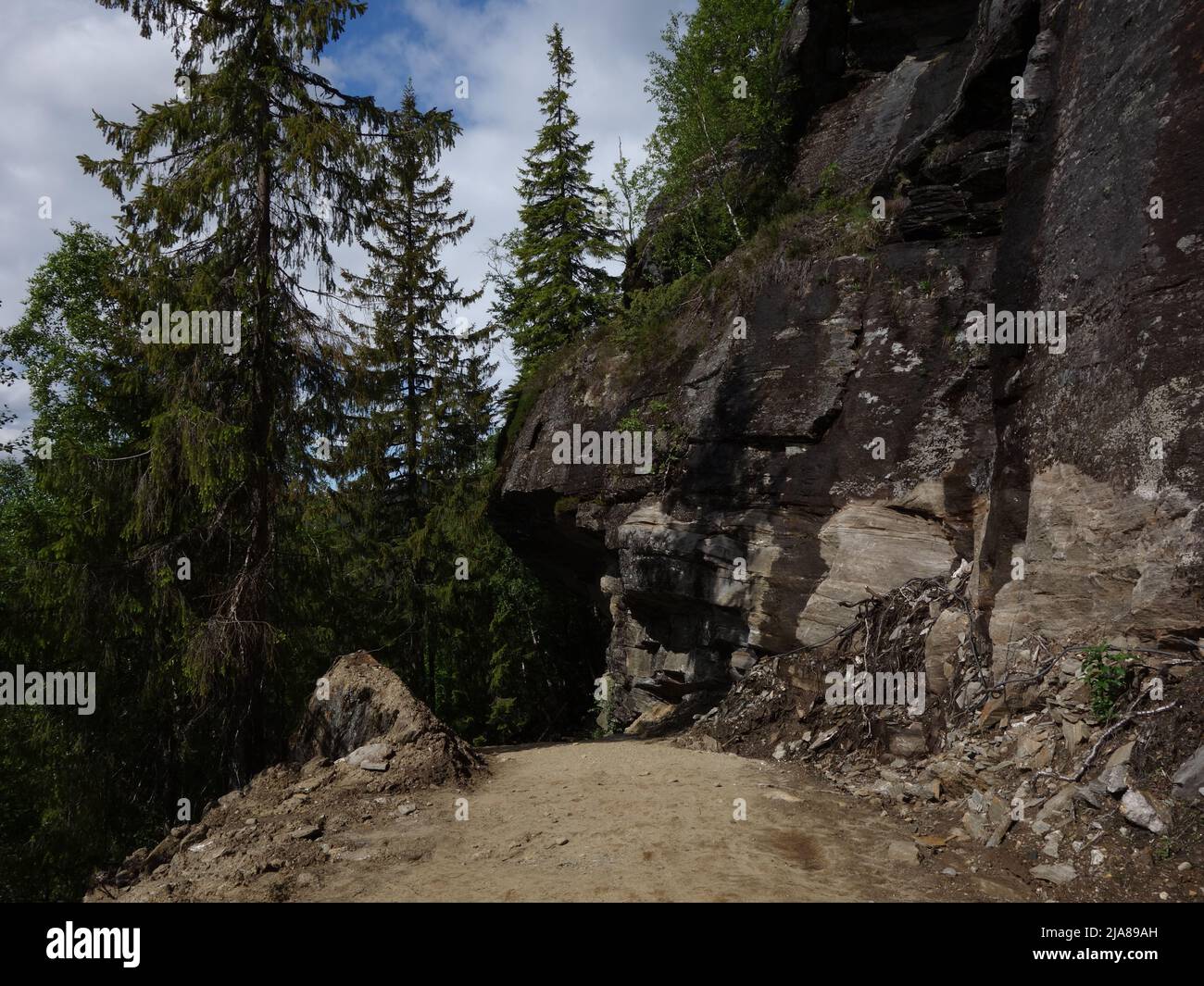 La route à droite à l'ouverture de Grønligrotta, Mo i Rana, Norvège. Banque D'Images