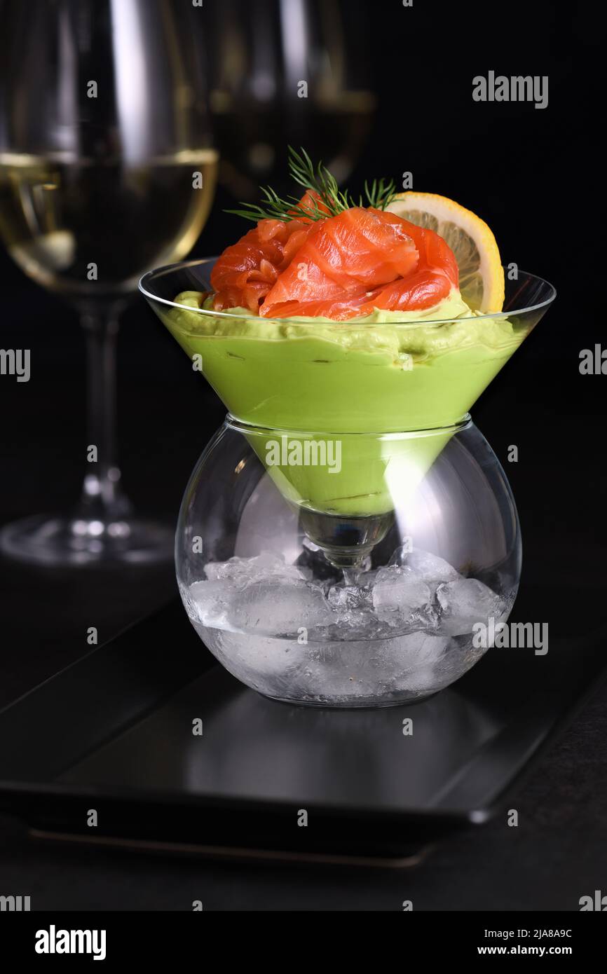 Le goût est une combinaison de pulpe d'avocat avec une texture délicate de crème de fromage doux et de saumon, avec l'ajout d'aneth et une tranche de citron. Service Banque D'Images