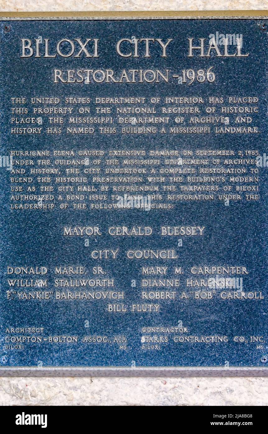 Une plaque décrit la restauration de l'hôtel de ville de Biloxi en 1986 sur la rue Lameuse, le 22 mai 2022, à Biloxi, Mississippi. Banque D'Images