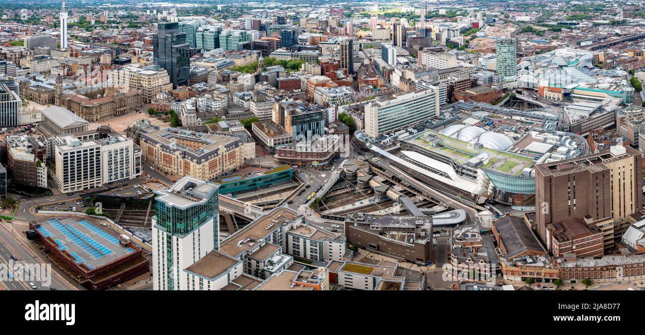 BIRMINGHAM, ROYAUME-UNI - 24 MAI 2022. Vue aérienne du centre-ville de Birmingham avec le Radisson Blu Hotel Skyscraper, la gare de New Street et Bull Banque D'Images