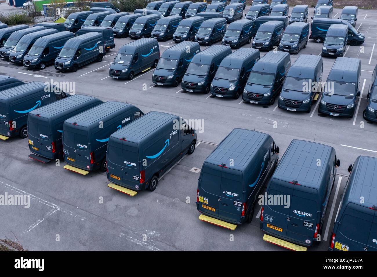 Vue aérienne d'une flotte de fourgonnettes de livraison Amazon Prime pour la livraison de commandes d'achat en ligne depuis les centres de distribution vers les foyers au Royaume-Uni Banque D'Images