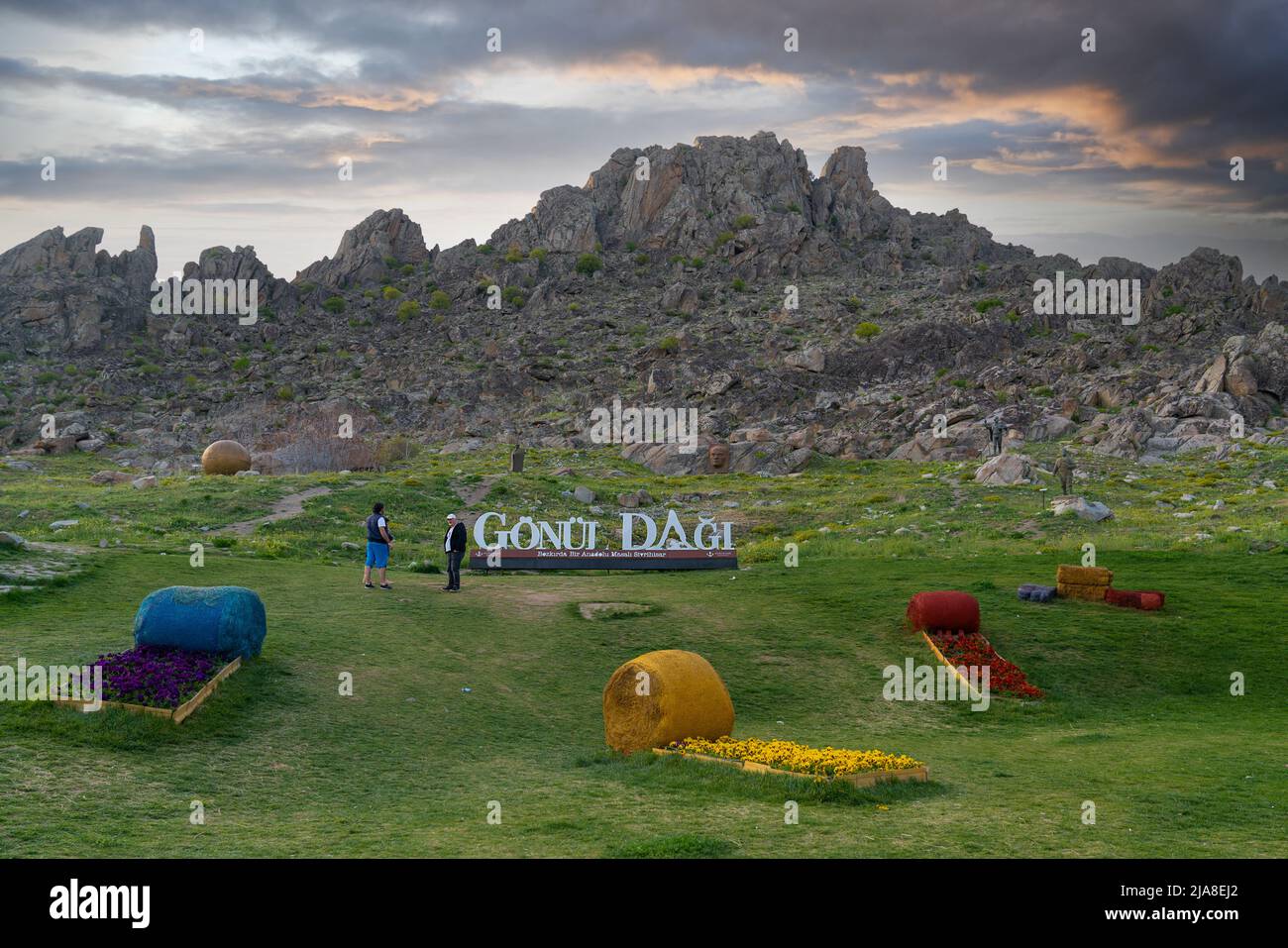 Sivrihisar, Eskisehir, Turquie - Mai 8 2022: Gonul Mountain name as 3D lettres et texte sculpture dans la colline. Banque D'Images