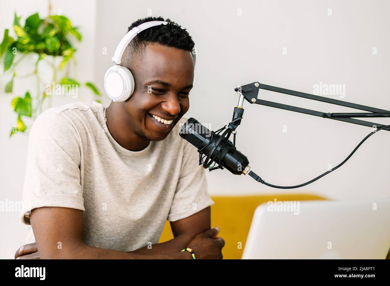 Jeune créateur de contenu africain homme streaming podcast en direct de studio à domicile Banque D'Images