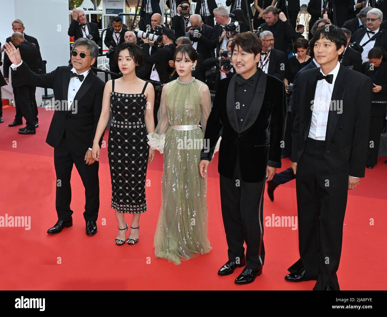 Cannes, France. 28th mai 2022. CANNES, FRANCE. 28 mai 2022 : Dong-Won Gang, Song Kang-Ho, Hee-jin Choi, Joo-Young Lee et directeur Hirokazu Koreeda lors du gala de clôture du Festival de Cannes 75th. Crédit photo : Paul Smith/Alamy Live News Banque D'Images