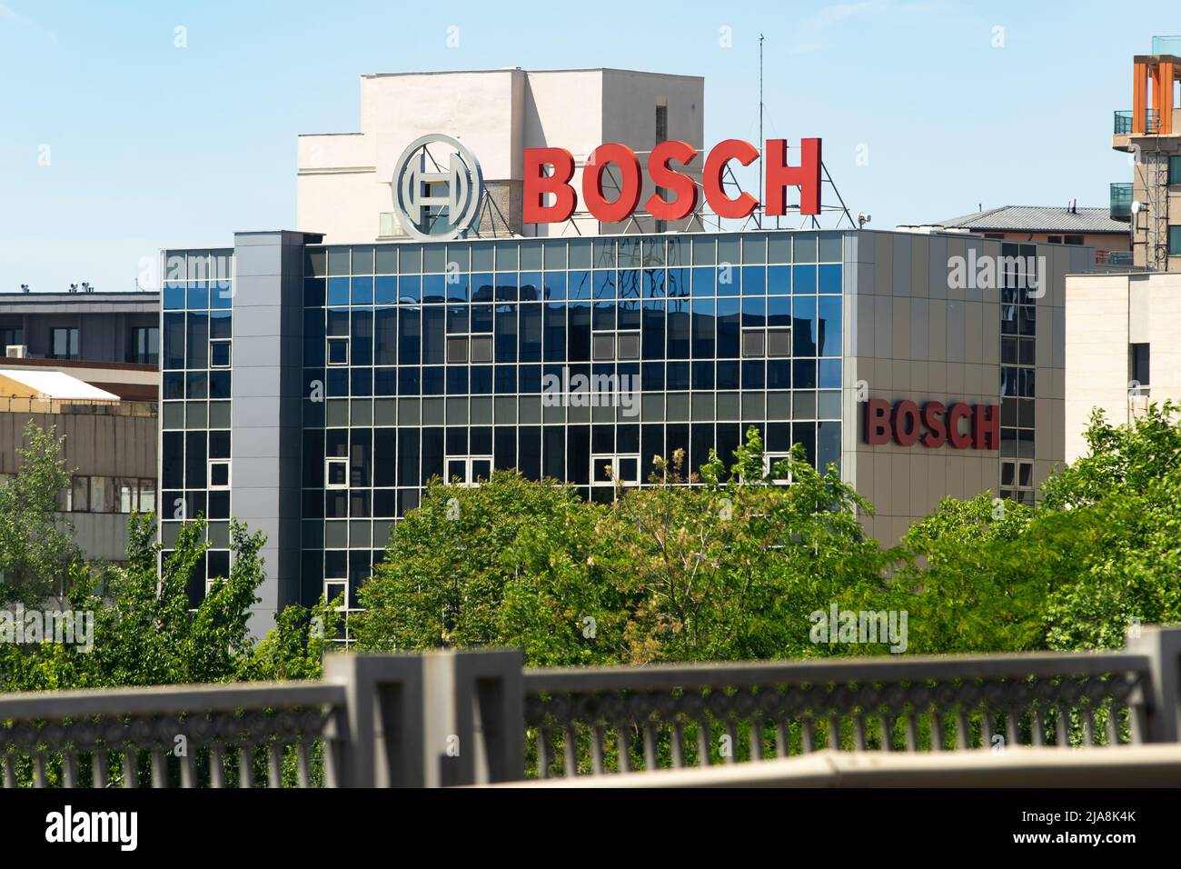 Bucarest, Roumanie - 20 mai 2022 : le logo de la société multinationale allemande d'ingénierie et de technologie Bosch est visible au sommet d'un bâtiment. Banque D'Images