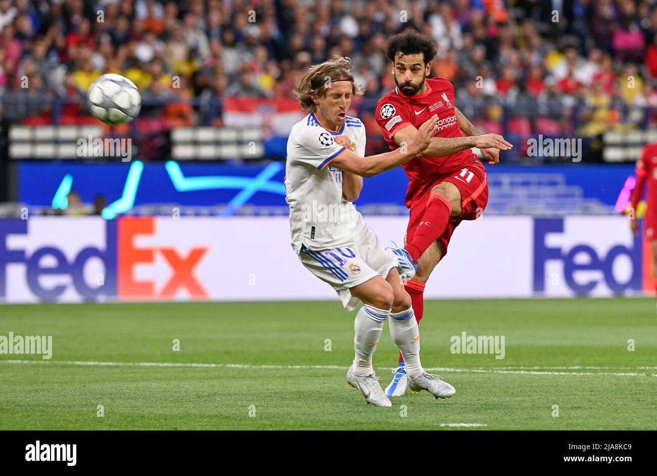 Saint Denis, France. 28th mai 2022. Luka Modric du Real Madrid photographié en train de se battre pour le ballon avec Mo Mohamed Salah Hamed Mahrous Ghaly de Liverpool lors d'un match de football entre le Liverpool football Club et le Real Madrid CF lors de la finale 2021 - 2022 de la Ligue des champions de l'UEFA au stade de France à Paris, samedi 28 mai 2022 à Paris, France . PHOTO SPORTPIX | DAVID CATRY DAVID CATRY crédit: SPP Sport Press photo. /Alamy Live News Banque D'Images