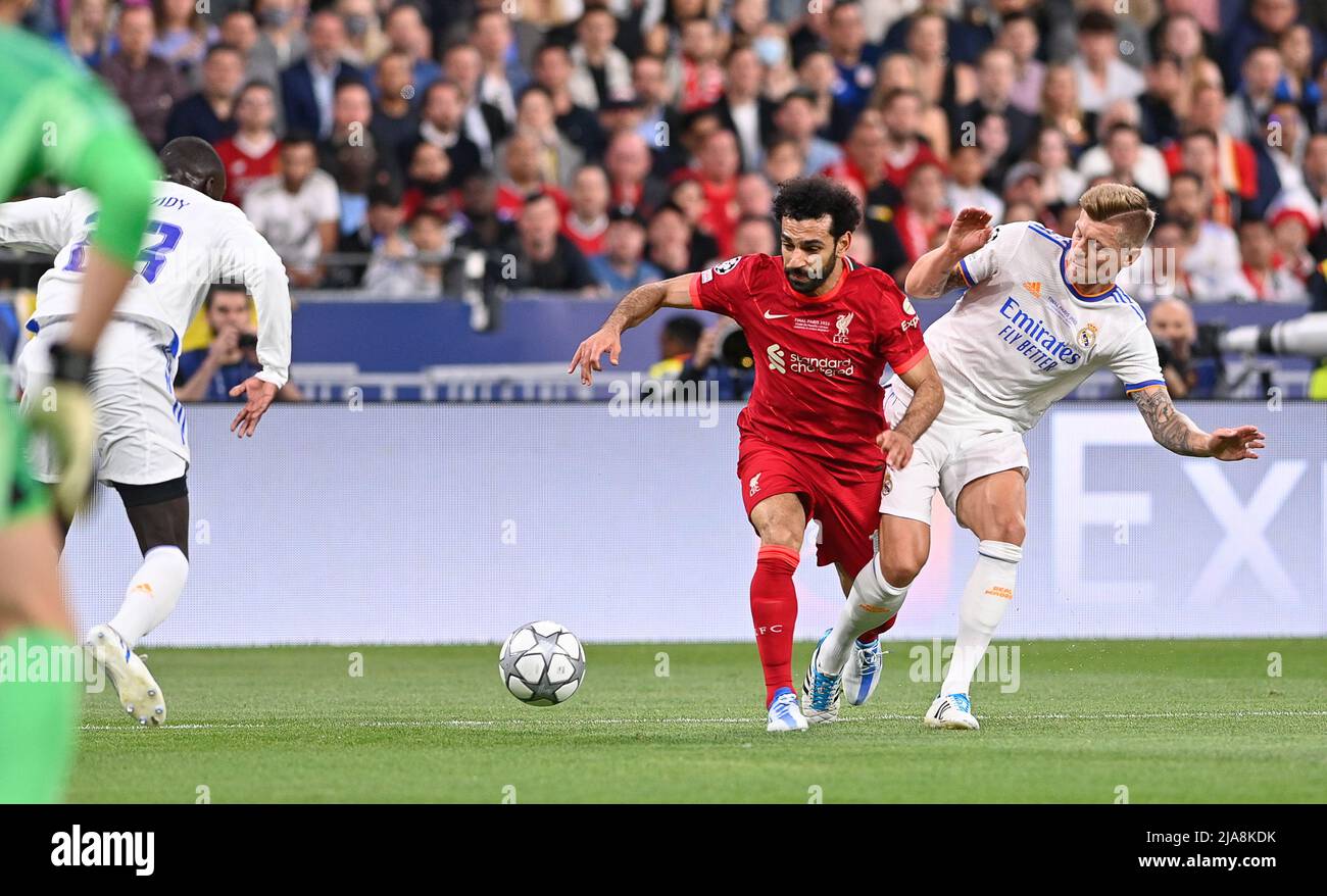 Saint Denis, France. 28th mai 2022. Mo Mohamed Salah Hamed Mahrous Ghaly de Liverpool photographié combattant pour le ballon avec Toni Kroos du Real Madrid lors d'un match de football entre le Liverpool football Club et le Real Madrid CF lors de la finale 2021 - 2022 de la Ligue des champions de l'UEFA au stade de France à Paris, samedi 28 mai 2022 à Paris, France . PHOTO SPORTPIX | DAVID CATRY DAVID CATRY crédit: SPP Sport Press photo. /Alamy Live News Banque D'Images