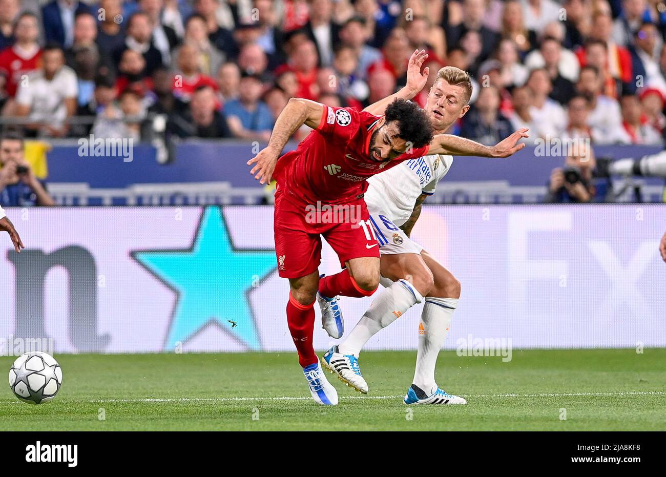 Saint Denis, France. 28th mai 2022. Mo Mohamed Salah Hamed Mahrous Ghaly de Liverpool photographié combattant pour le ballon avec Toni Kroos du Real Madrid lors d'un match de football entre le Liverpool football Club et le Real Madrid CF lors de la finale 2021 - 2022 de la Ligue des champions de l'UEFA au stade de France à Paris, samedi 28 mai 2022 à Paris, France . PHOTO SPORTPIX | DAVID CATRY DAVID CATRY crédit: SPP Sport Press photo. /Alamy Live News Banque D'Images