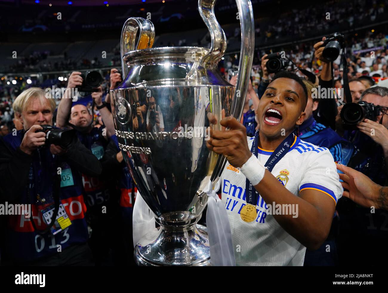 Le de du Real Madrid va à Rodrygo avec le trophée de la Ligue des champions de l'UEFA à la suite de la finale de la Ligue des champions de l'UEFA au Stade de France, à Paris. Date de la photo: Samedi 28 mai 2022. Banque D'Images