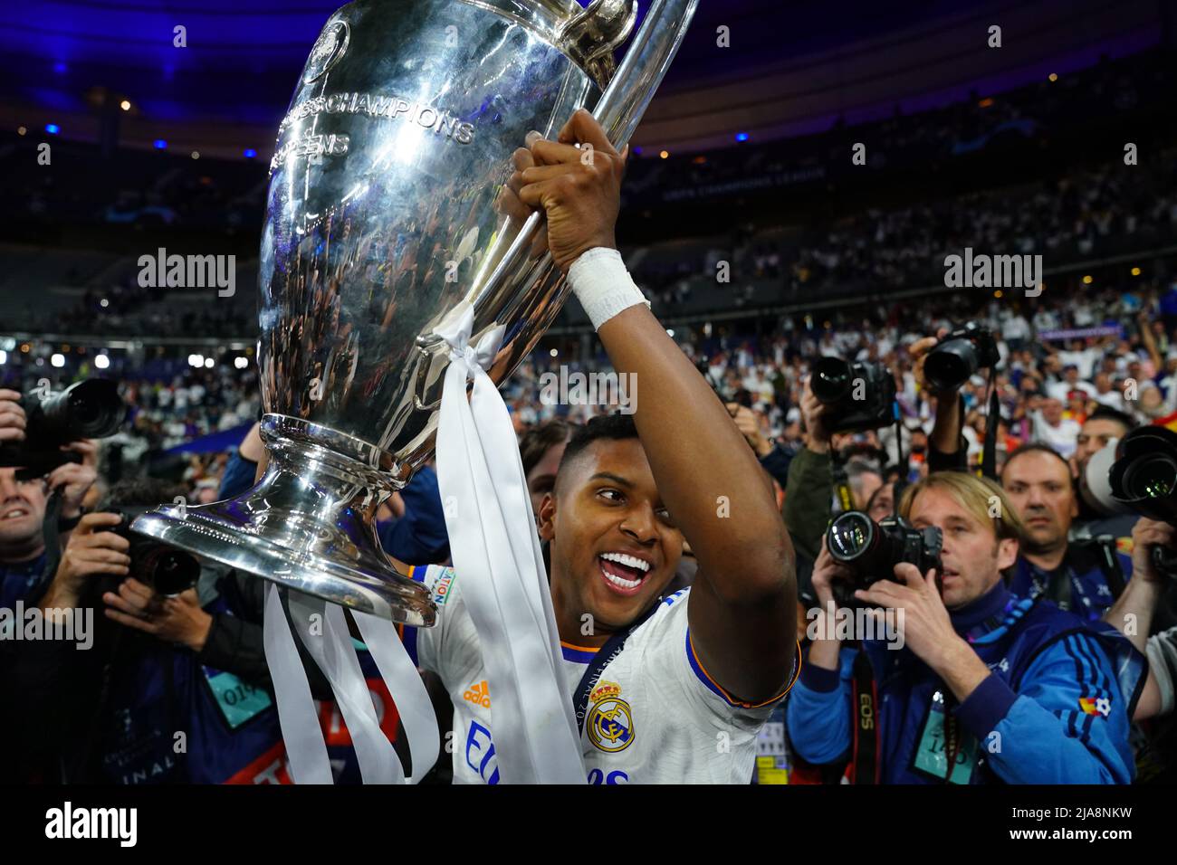 Le de du Real Madrid va à Rodrygo avec le trophée de la Ligue des champions de l'UEFA à la suite de la finale de la Ligue des champions de l'UEFA au Stade de France, à Paris. Date de la photo: Samedi 28 mai 2022. Banque D'Images