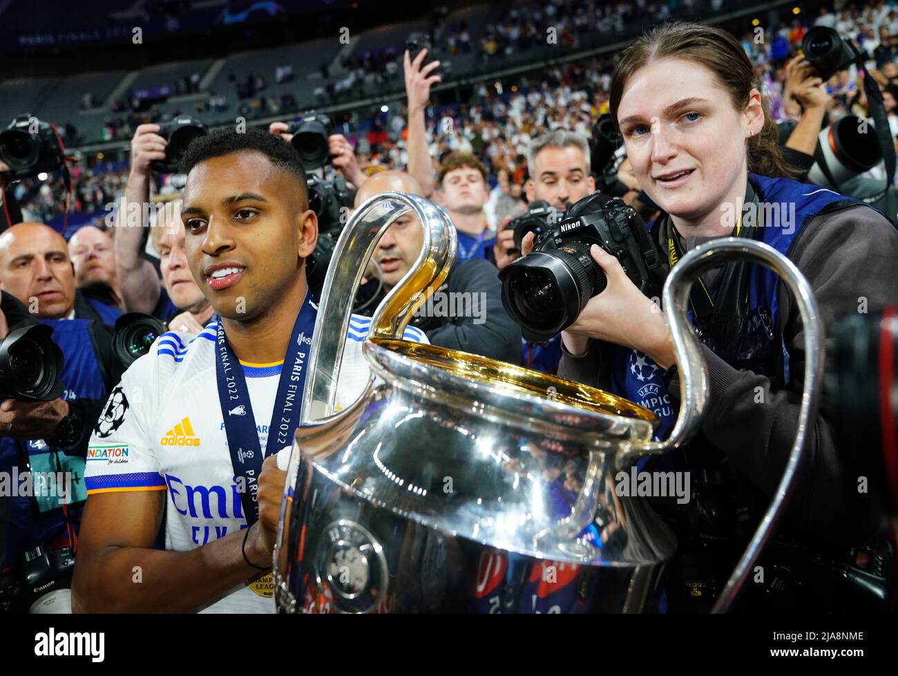 Le de du Real Madrid va à Rodrygo avec le trophée de la Ligue des champions de l'UEFA à la suite de la finale de la Ligue des champions de l'UEFA au Stade de France, à Paris. Date de la photo: Samedi 28 mai 2022. Banque D'Images