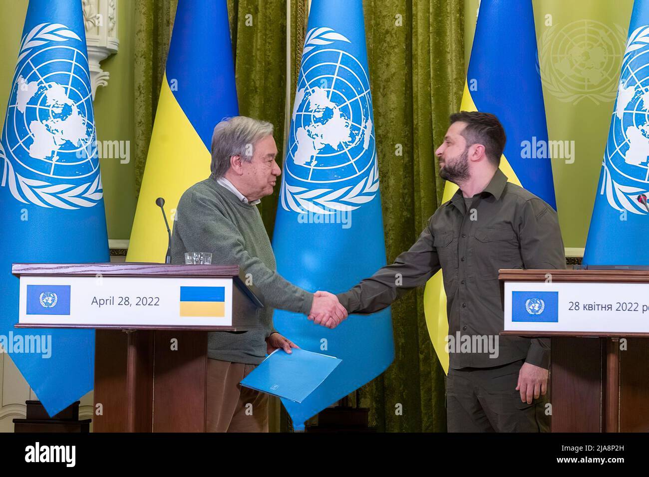 Le Secrétaire général António Guterres (à gauche) et Volodymyr Zelenskyy, Président de l'Ukraine, brefs reporters à Kiev, Ukraine. "Cette guerre doit prendre fin et la paix doit s'établir conformément à la Charte des Nations Unies et au droit international. [...] Nous sommes au sol zéro pour le monde que nous devons construire – un monde de respect du droit international, de la Charte des Nations Unies et du pouvoir du multilatéralisme, un monde qui protège les civils, un monde qui fait avancer les droits de l'homme, Un monde où les dirigeants sont à la hauteur des valeurs qu'ils ont promis de défendre", a déclaré le Secrétaire général. Banque D'Images