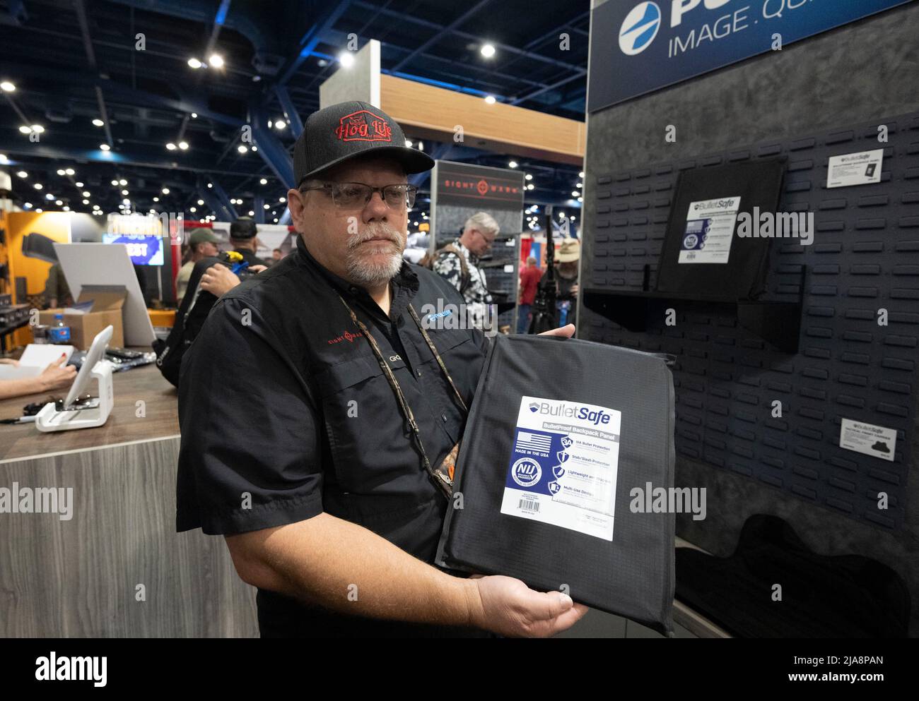 Houston, Texas États-Unis, 28th mai 2022 : un vendeur présente un sac à dos à l'épreuve des balles pour un sac à dos d'école au stand Pulsar de Mansfield, Texas, le samedi matin au salon professionnel de la National Rifle Association (NRA). Les expositions couvrent près de 14 hectares à l'intérieur du centre de congrès George R. Brown. Crédit : Bob Daemmrich/Alay Live News Banque D'Images