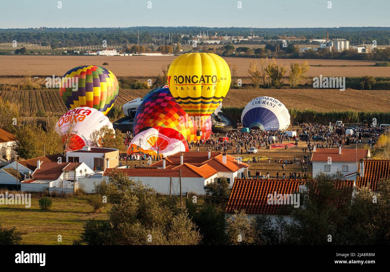 Coruche, Portugal - 13 novembre 2021 : vue générale du parc du Ballooning Festival à Coruche, Portugal, avec ballons à air chaud gonflés et Banque D'Images