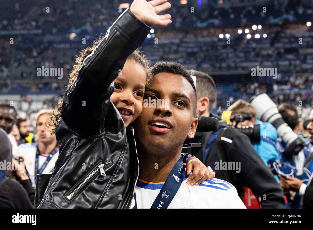 Paris, France - 28 mai : Rodrygo sort du Real Madrid CF fête avec sa fille Ana Julia après avoir remporté le match final de l'UEFA Champions League entre le Liverpool FC et le Real Madrid au Stade de France le 28 mai 2022 à Paris, France. (Photo de Richard Callis/Eurasia Sport Images) Credit: Marcio Rodrigo Ferreira Machado/Alay Live News Banque D'Images