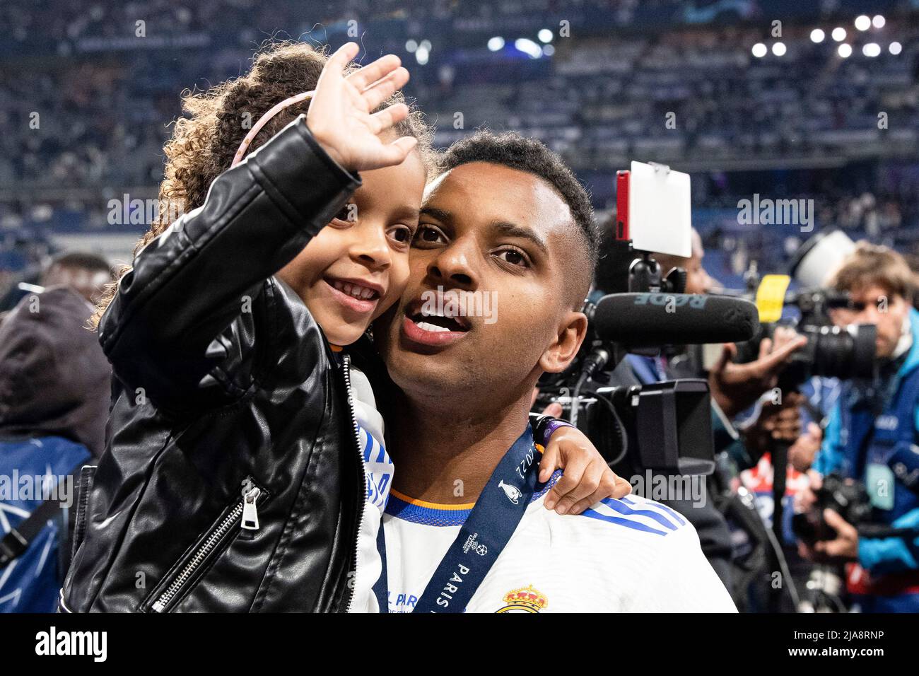 Paris, France - 28 mai : Rodrygo sort du Real Madrid CF fête avec sa fille Ana Julia après avoir remporté le match final de l'UEFA Champions League entre le Liverpool FC et le Real Madrid au Stade de France le 28 mai 2022 à Paris, France. (Photo de Richard Callis/Eurasia Sport Images) Credit: Marcio Rodrigo Ferreira Machado/Alay Live News Banque D'Images