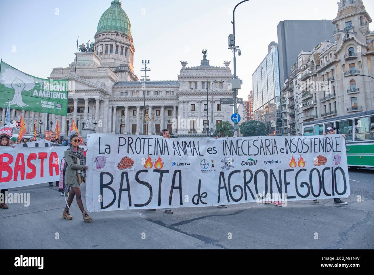 Buenos Aires, Argentine; 21 mai 2022: Bannière contre l'alimentation animale et le système agricole basé sur les produits chimiques toxiques: Les protéines animales sont innécessaires Banque D'Images