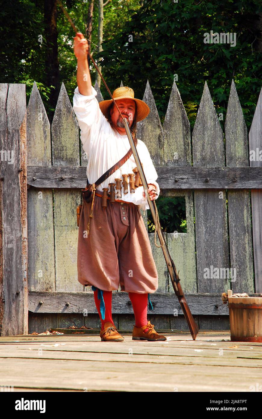 Un homme adulte démontre en utilisant un fusil à long canon colonial à Jamestown, en Virginie Banque D'Images