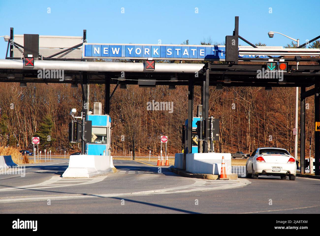 Une voiture s'approche d'un poste de péage à la New York State Thruway Banque D'Images