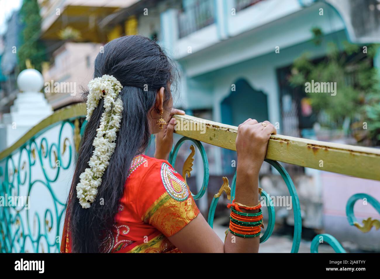 Femme indienne regardant la rue - fille indienne portant une saree Banque D'Images