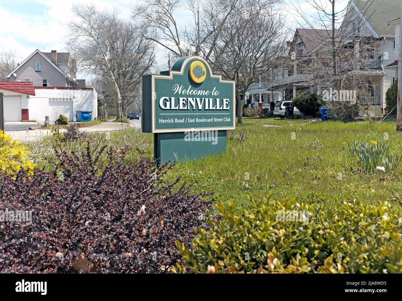 Un panneau Bienvenue à Glenville accueille les gens qui entrent dans le quartier des anses, sur le côté est de Cleveland, Ohio, États-Unis. Banque D'Images