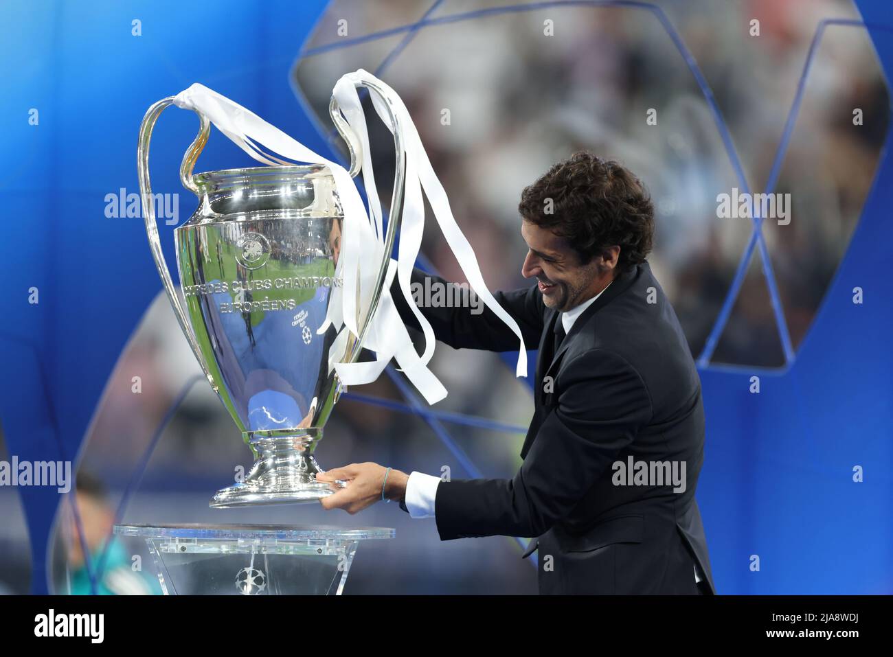 Paris, France. 28th mai 2022. L'ancien joueur du Real Madrid Raul Gonzalez Blanco place le trophée après le match final de l'UEFA Chamiopns League entre le Real Madrid et Liverpool, à Paris, en France, le 28 mai 2022. Credit: Meng Dingbo/Xinhua/Alay Live News Banque D'Images