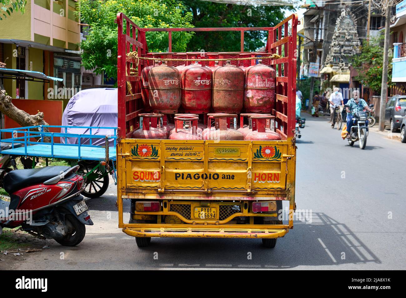 Livraison de GPL de bouteille de gaz en Inde gaz de remplissage. Banque D'Images