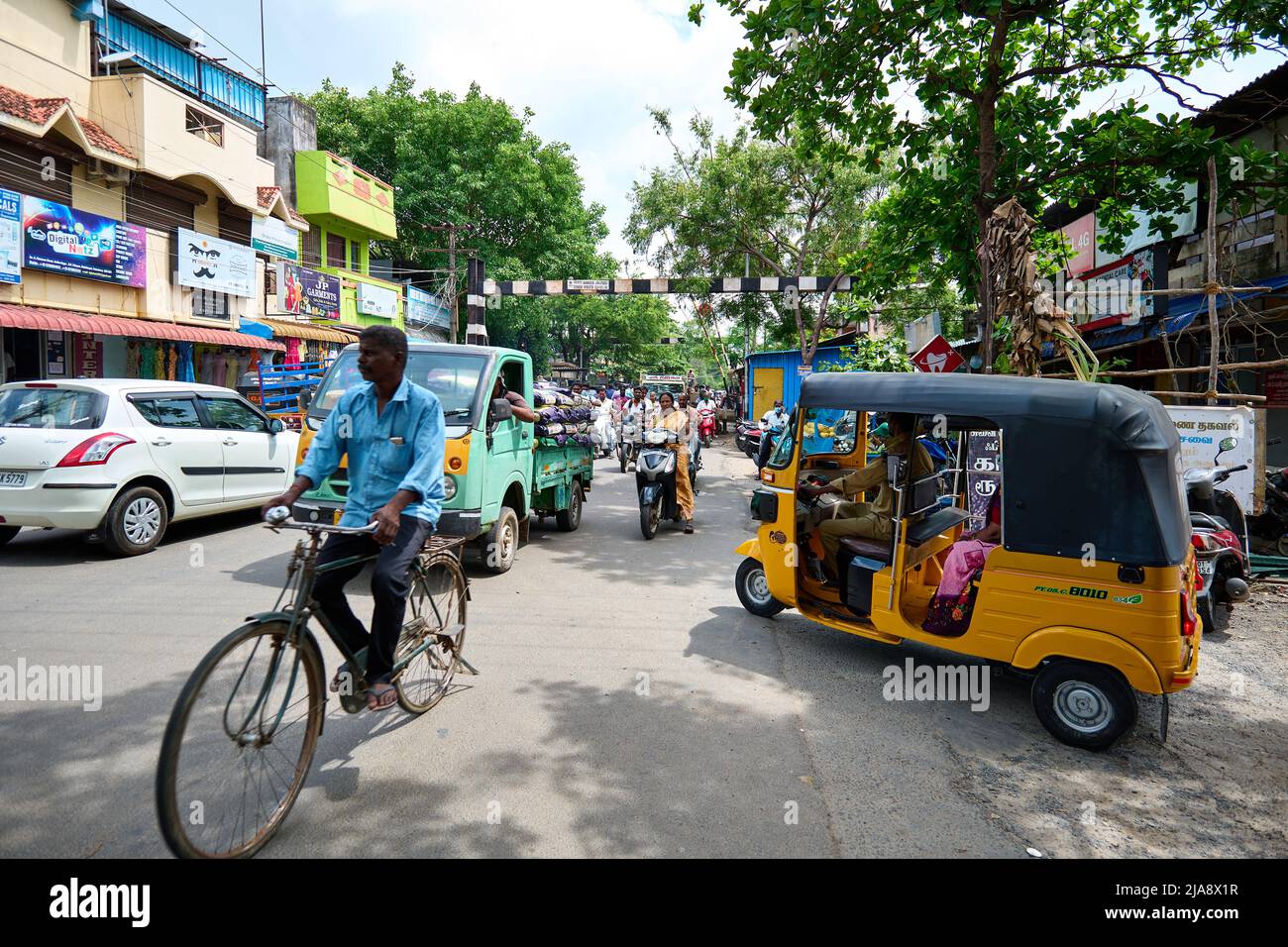 Les Indiens affluent sur la route près de la porte de chemin de fer Banque D'Images