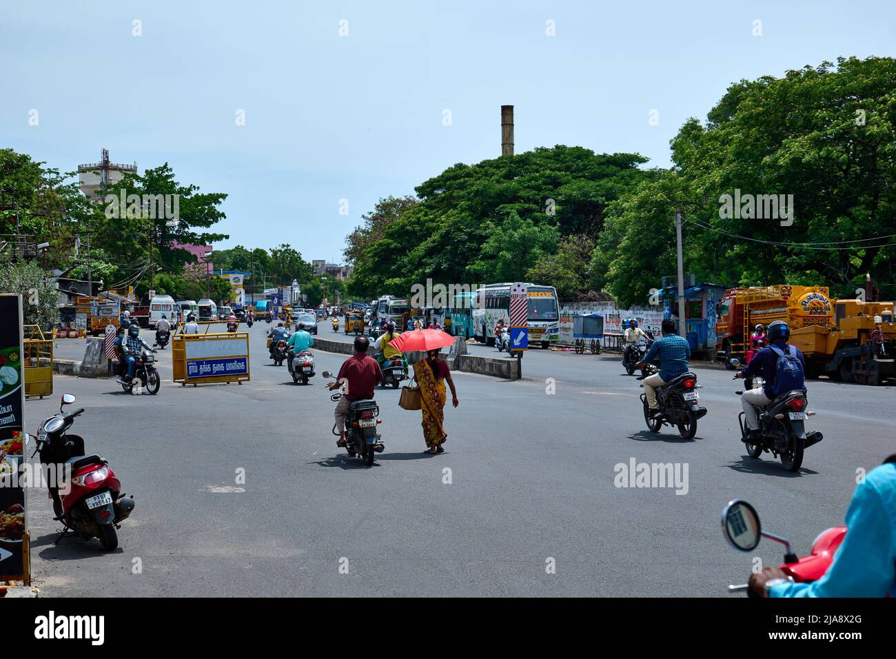 Les Indiens affluent sur la route. Banque D'Images