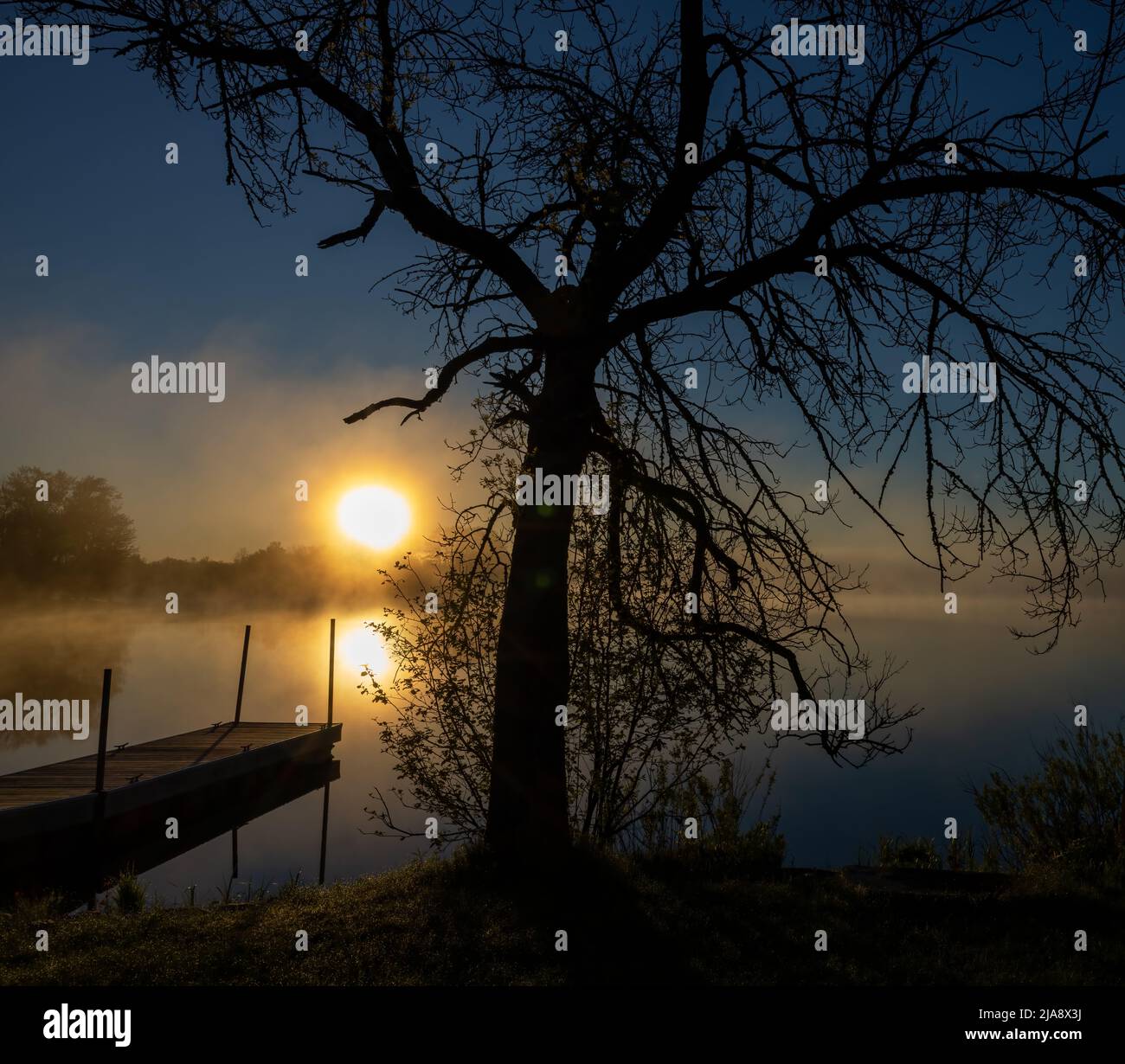 Lever du soleil sur le lac Blaisdell dans le nord du Wisconsin. Banque D'Images
