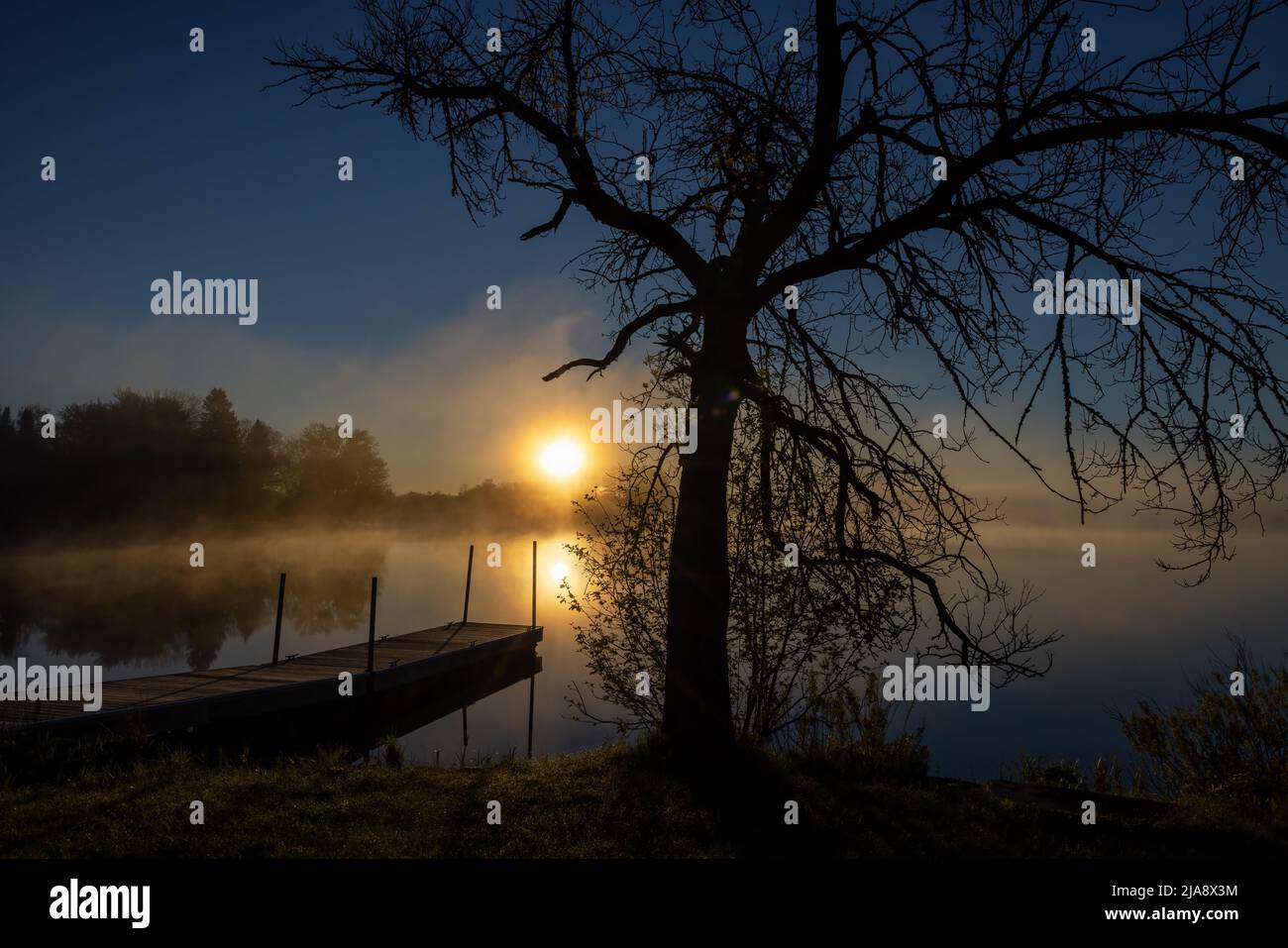Lever du soleil sur le lac Blaisdell dans le nord du Wisconsin. Banque D'Images
