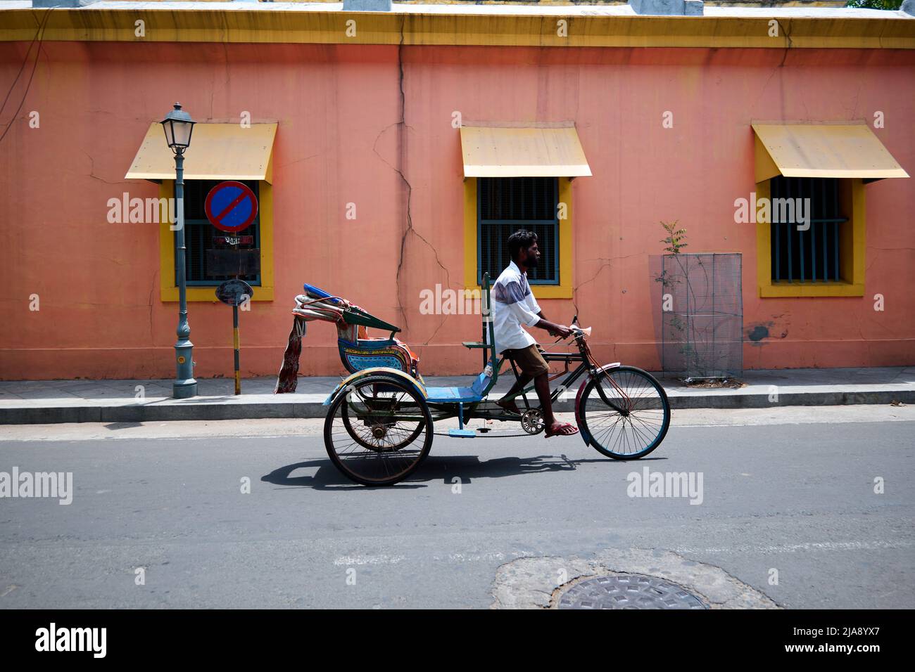 Pousse-pousse à vélo sur la rue de Pondichéry Banque D'Images