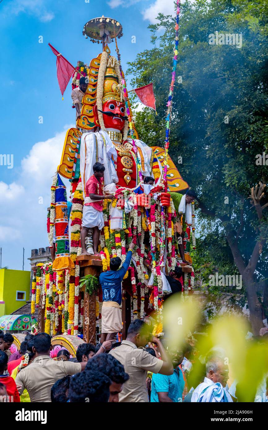 Les dévotés indiens tirent le Chariot d'un seigneur hindou Aravan, la culture indienne Banque D'Images
