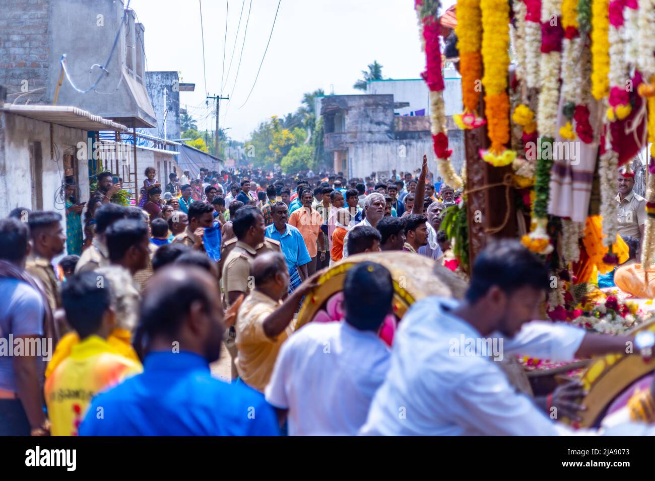 Les dévotés indiens tirent le Chariot d'un seigneur hindou Aravan, la culture indienne Banque D'Images