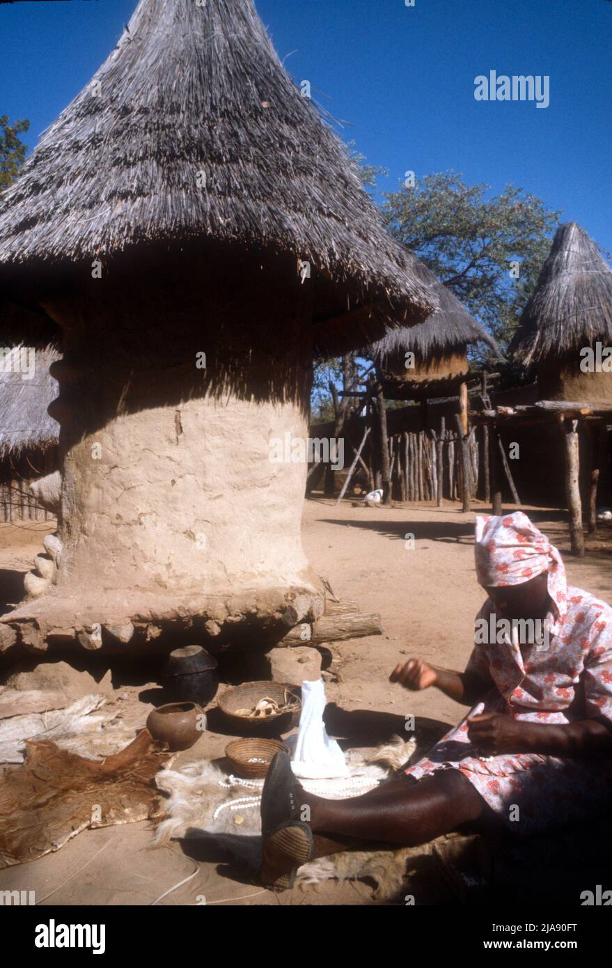 Scène du village de Ndebele avec magasin de céréales et femme locale, Zimbabwe Banque D'Images