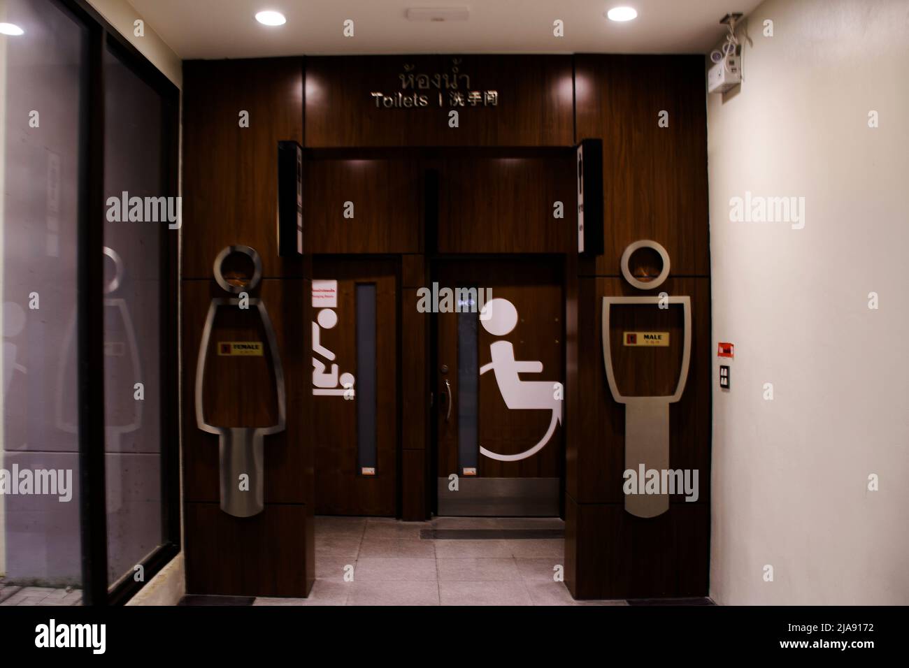 Art design dessin animé symbole homme et femme de toilette décoration intérieur design pour les personnes et le voyageur utiliser le service à l'aéroport international de Muang Khon Banque D'Images