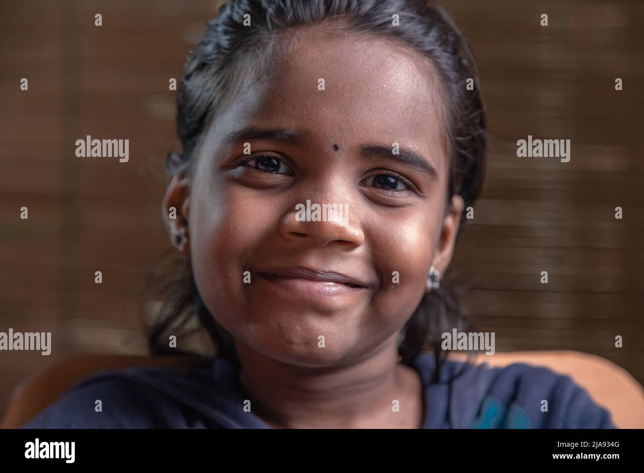 Portrait d'une jeune fille indienne heureuse. Fille asiatique de 10-12 ans. Banque D'Images
