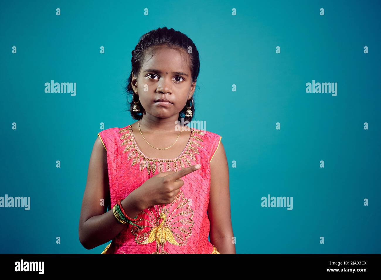 Jeune fille montrant le signe de la main pose. . Fille asiatique 10-12 ans. Banque D'Images