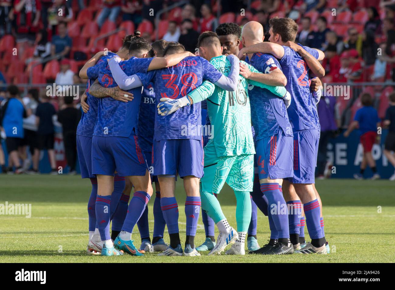Toronto, Ontario, Canada. 28th mai 2022. Les joueurs du FC de Toronto se caucus avant le match de la MLS entre le FC de Toronto et le FC des pompiers de Chicago à BMO Field, à Toronto. Le match s'est terminé en 3-2 pour Toronto FC. (Image de crédit : © Angel Marchini/ZUMA Press Wire) Banque D'Images