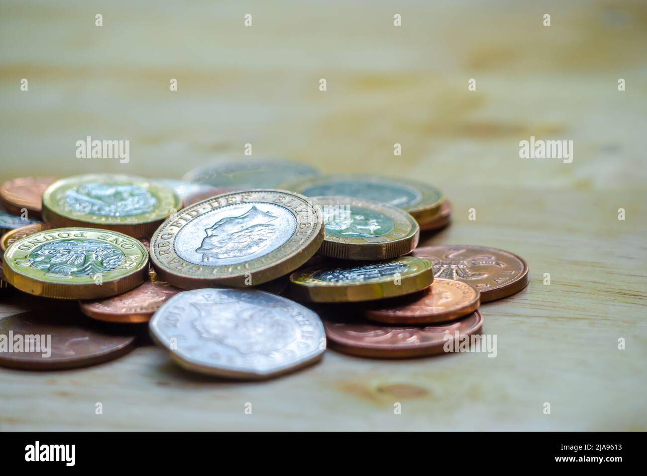 Les pièces sont empilées sur une table en bois. Concept de prêt, échelle de propriété, financier, hypothécaire, investissement immobilier, taxes et bonus. Banque D'Images