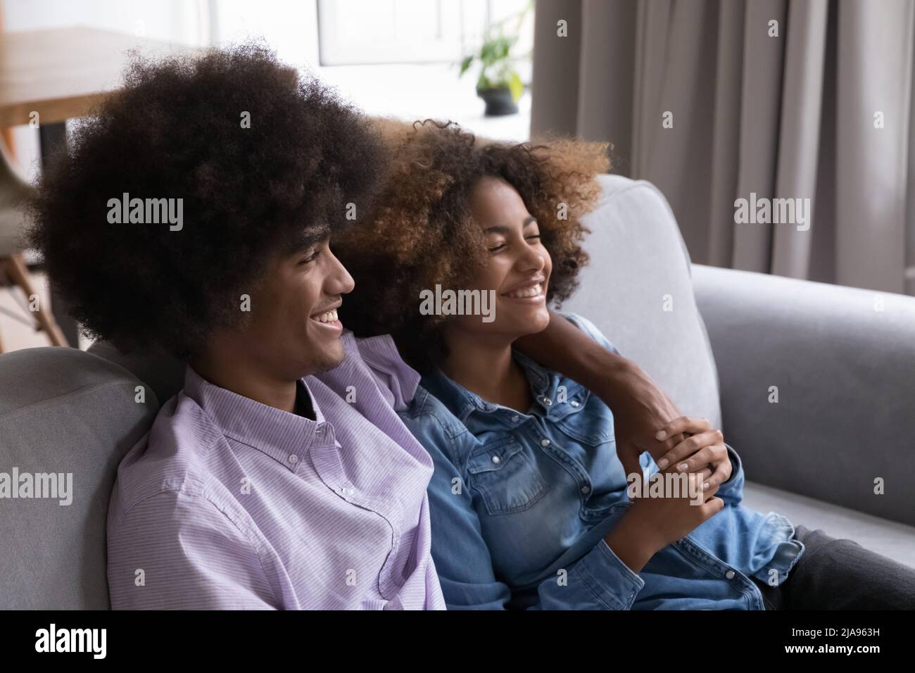 Joyeux couple d'adolescents noirs qui s'amusent Banque D'Images