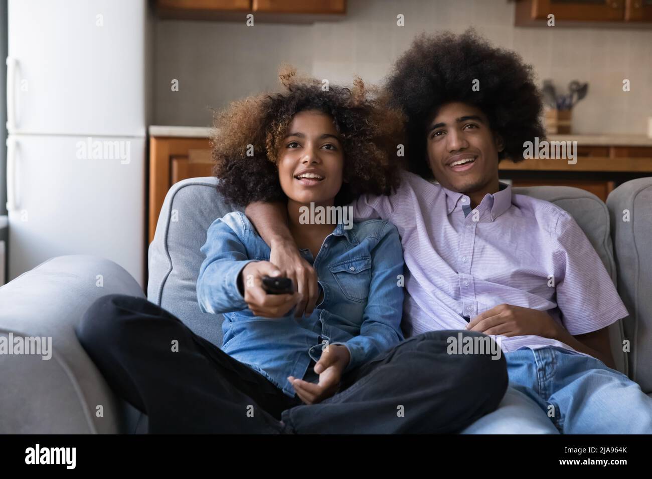 Heureux adolescent heureux Noir couple regardant le film de comédie Banque D'Images