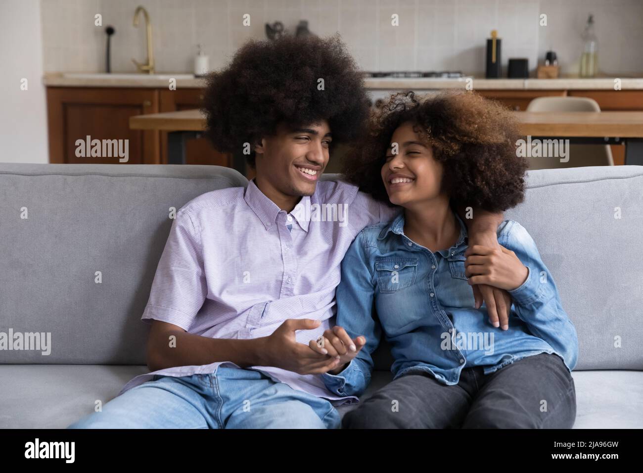 Joyeux positif Noir couple dans l'amour datant à la maison Banque D'Images