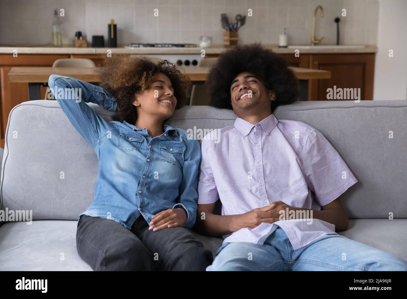 Couple d'adolescents Happy Black, sans soins, qui apprécient les loisirs Banque D'Images