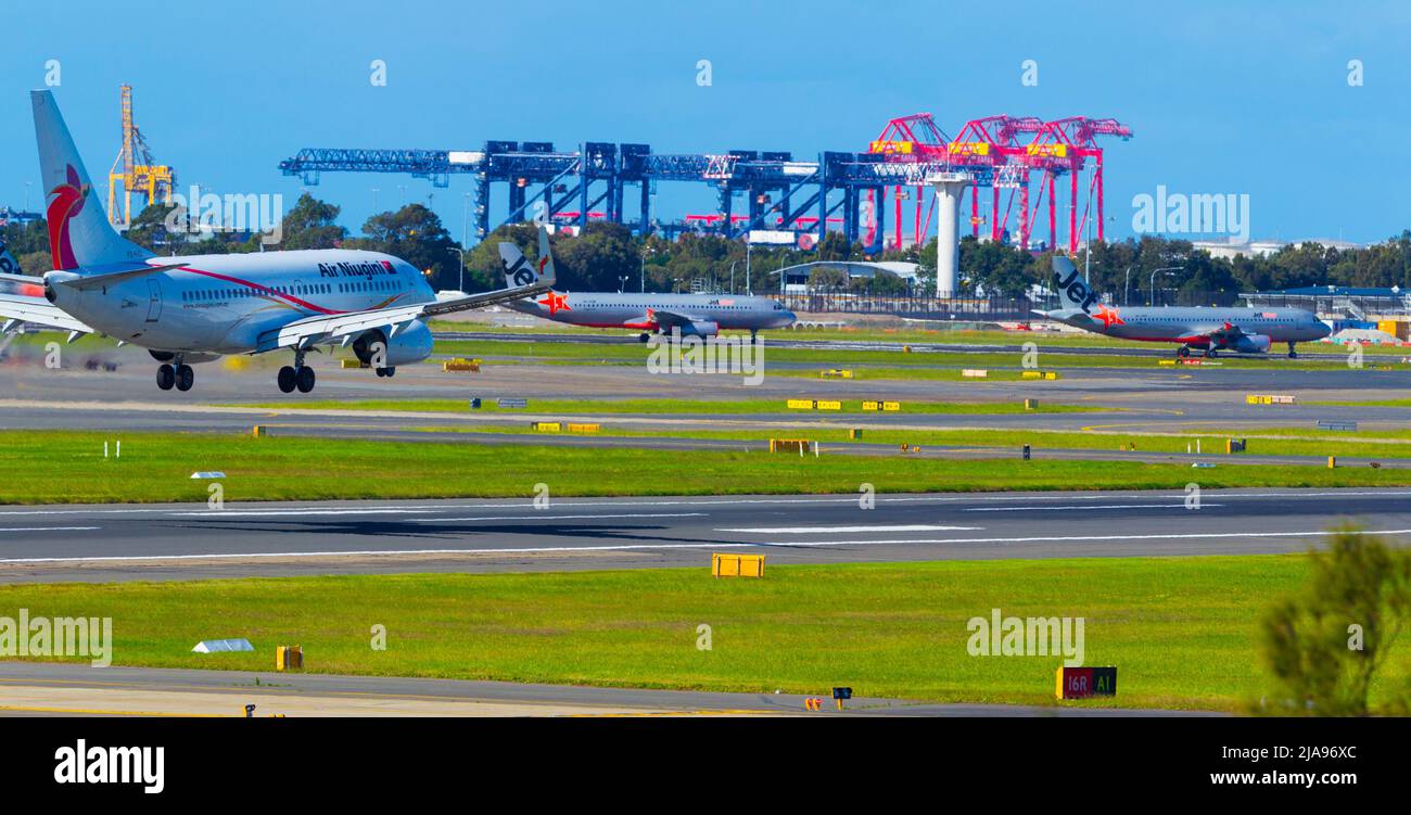 Mouvements d'aéronefs à l'aéroport de Sydney (Kingsford Smith) sur la baie de Botany à Sydney, en Australie. Photo : avion Niugini. Banque D'Images